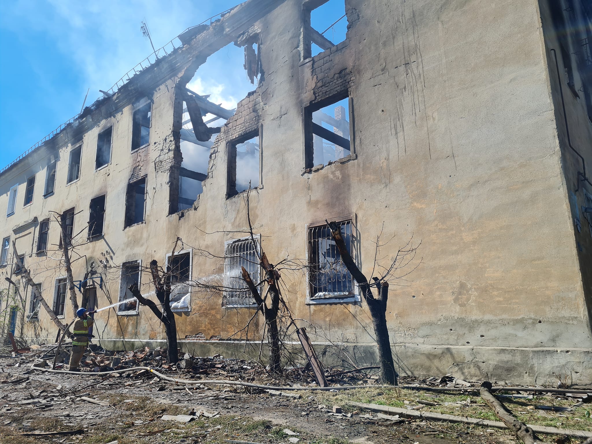 Оккупанты обстреляли многоэтажку в Курахово: 12 жителей получили ранения, среди них двое детей 6