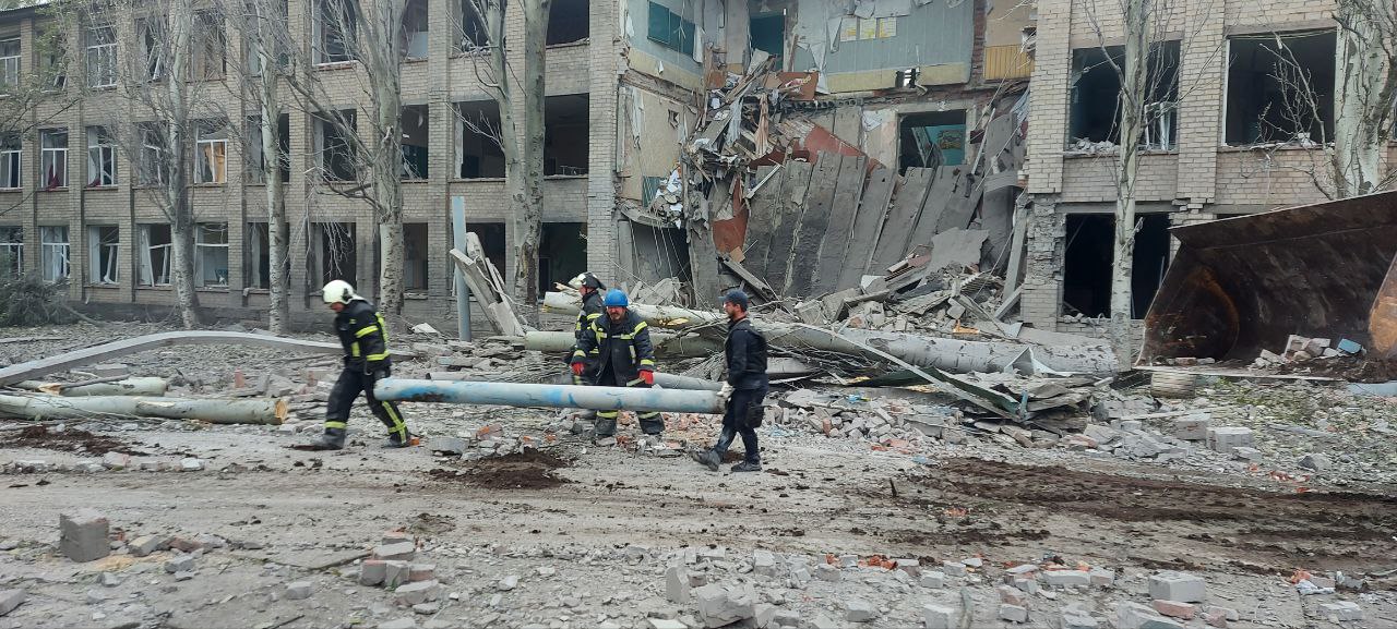 Из-под завалов разбитой ракетой Николаевской школы достали тело женщины 3