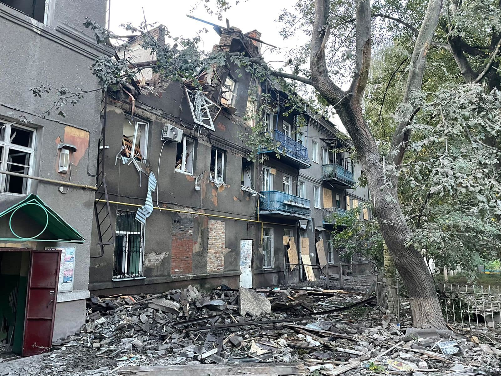 Оккупанты разрушили жилую трехэтажку в Славянске: ранен один житель 1