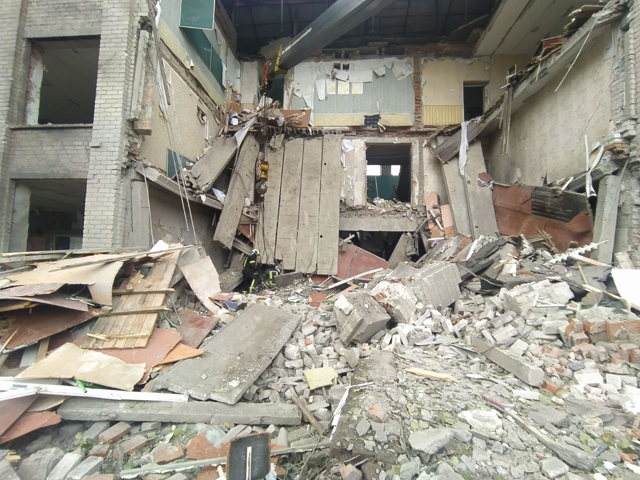 Из-под завалов разбитой ракетой Николаевской школы достали тело женщины 4