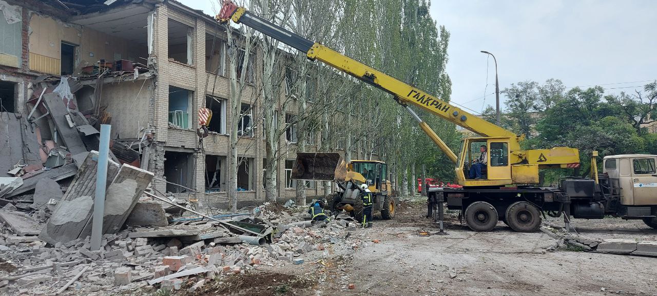 Из-под завалов разбитой ракетой Николаевской школы достали тело женщины 1