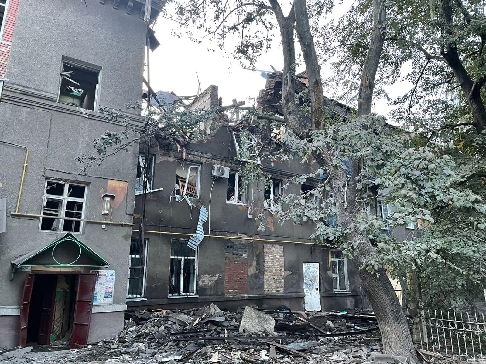 Оккупанты разрушили жилую трехэтажку в Славянске: ранен один житель 2