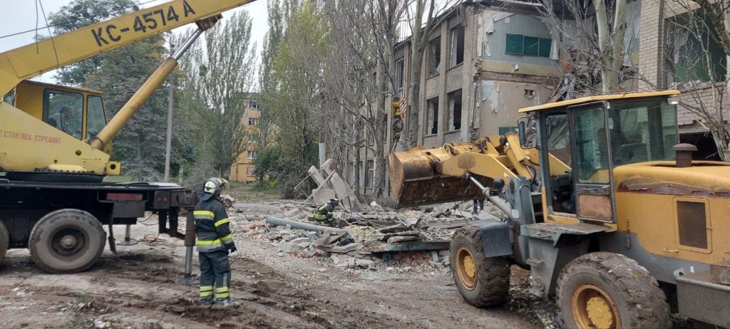 Из-под завалов разбитой ракетой Николаевской школы достали тело женщины