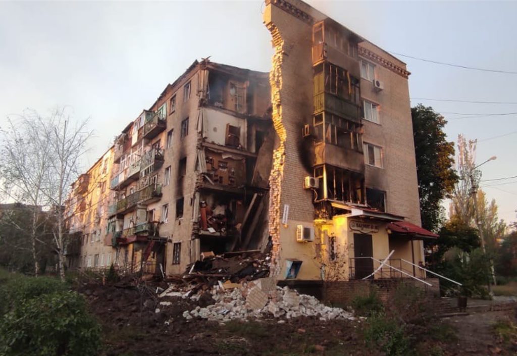 Оккупанты разрушили пятиэтажку в Бахмуте: под завалами по меньшей мере два человека (ФОТО, ВИДЕО)