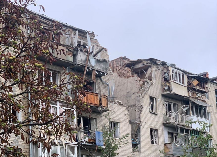 Оккупанты ударили по жилым многоэтажкам Славянска. Погиб мужчина, ранена женщина