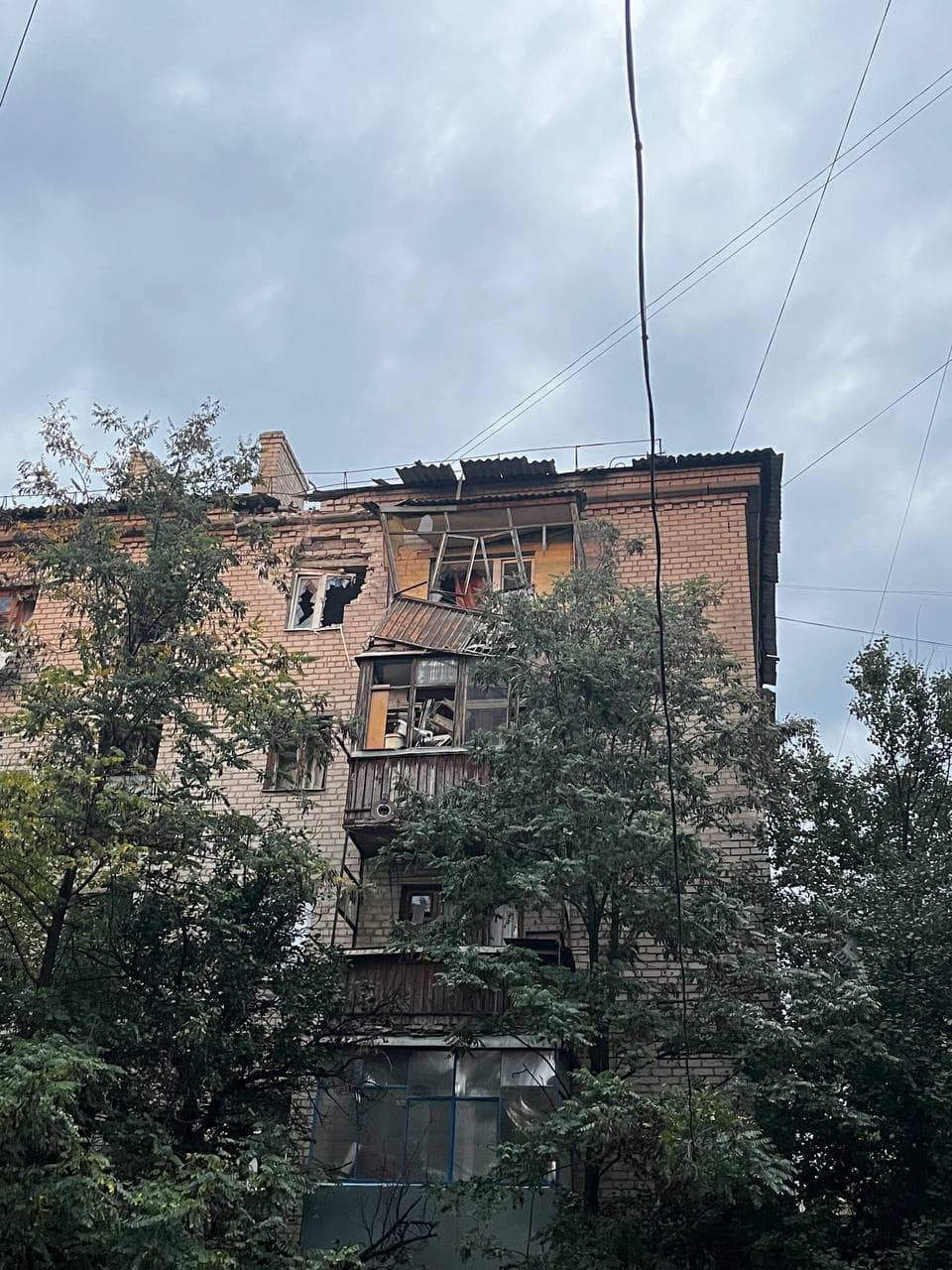Окупанти обстріляли житлові квартали Краматорська, є поранені, – міськрада (ФОТО) 1