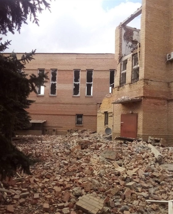 В Горловке обстрелом разрушено здание бывшей ОБОП, где боевики т.н. “ДНР” устроили штаб и пыточную (фото) 2