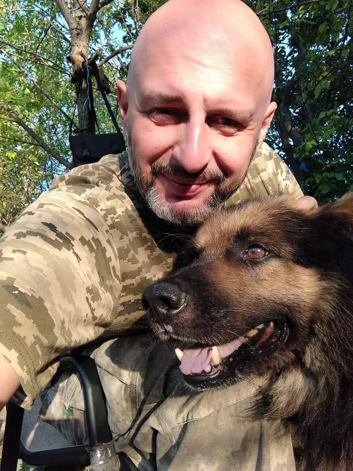 бахмутянин Вадим Ігнатюк на фронті з собакою на Донбасі