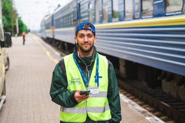 “Найбільш ризикованою була поїздка в Соледар”: як волонтери БО “Спасемо Україну” рятують мешканців сходу (ВІДЕО, ФОТО)