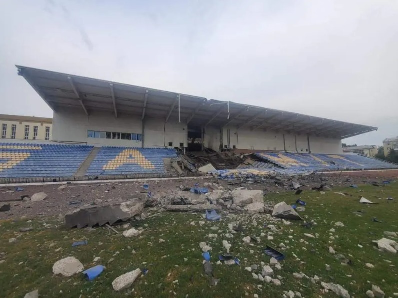 “Проблем больше, чем хотелось бы”: что сейчас с бахмутским стадионом “Металлург” и насколько трудно будет его восстановить