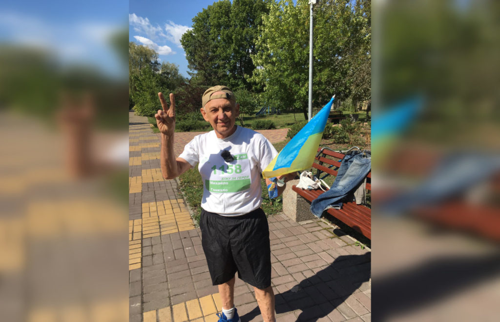 “Чту воинов, бегу за героя”: 70-летний преподаватель из Славянска пробежал 2 километра в память о погибшем коллеге