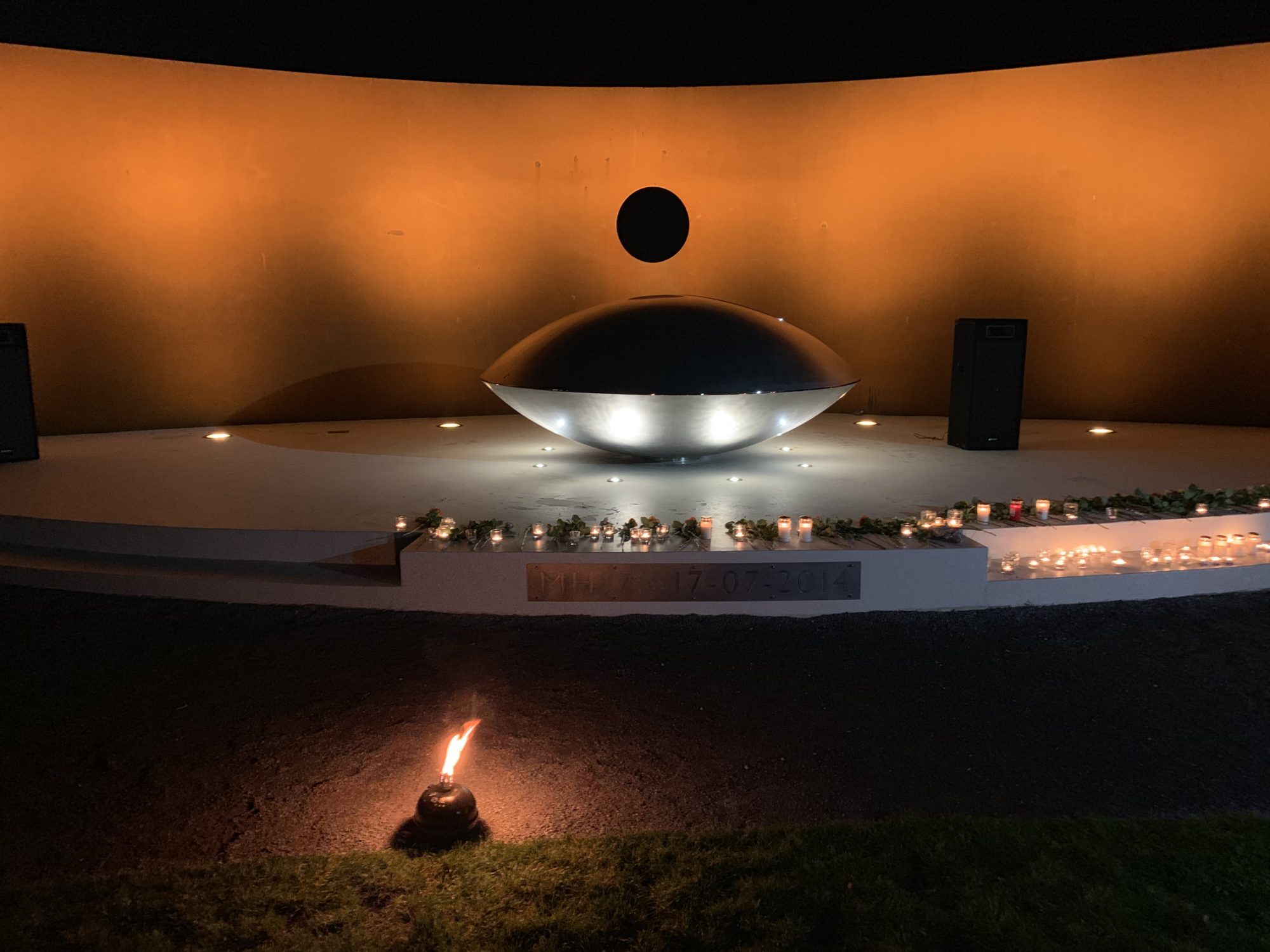 національний монумент MH17 вночі у Нідерландах