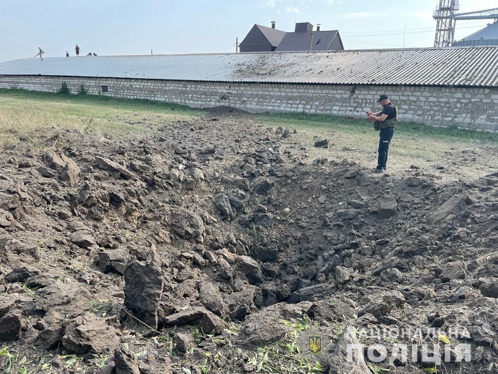 воронка на месте обстрела в Донецкой области