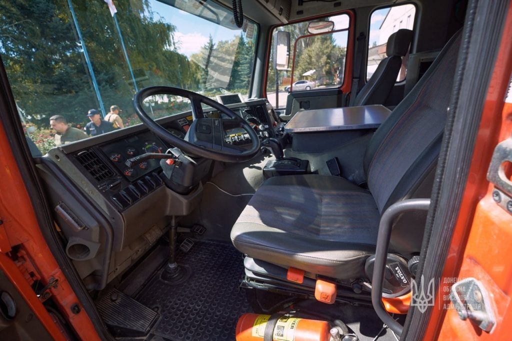 Рятувальники Донеччини отримали перший зі 100 сучасних пожежних автомобілів (ФОТО)