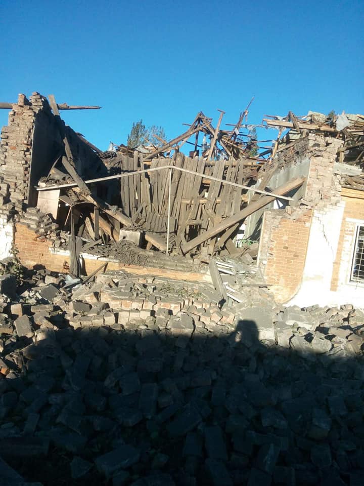 Доба на Донеччині: окупанти вбили 3 цивільних та поранили дитину. Від ударів постраждали 2 школи і коледж (ФОТО) 12