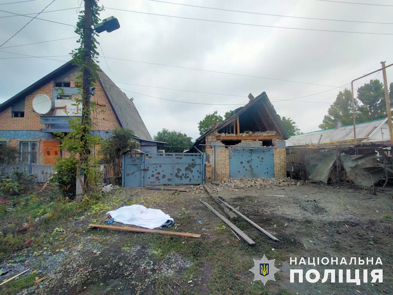 разрушенные обстрелом частные дома в Донецкой области