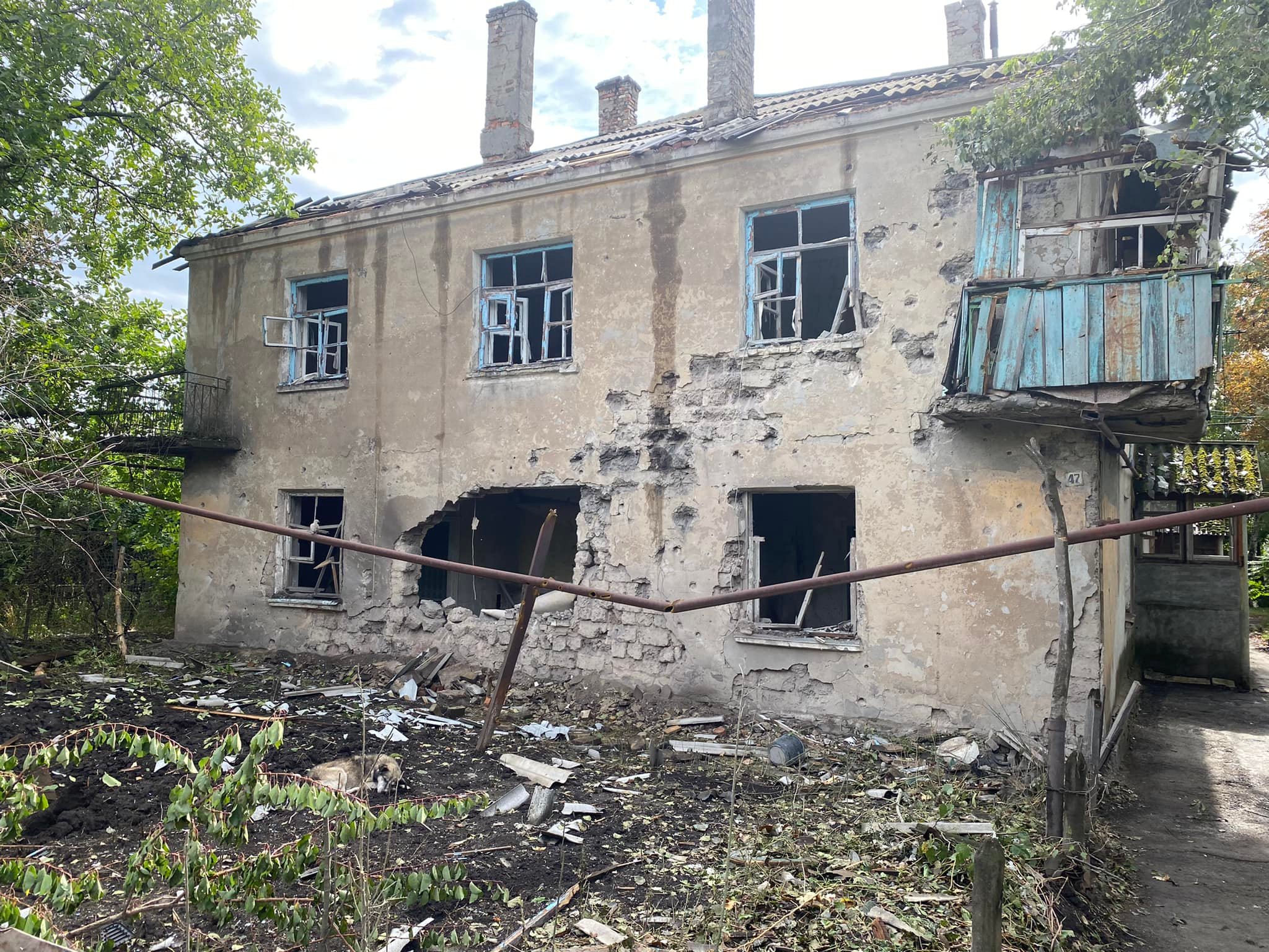 обстрелянный жилой дом в Часов Яре