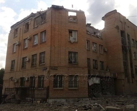 В Горловке обстрелом разрушено здание бывшей ОБОП, где боевики т.н. “ДНР” устроили штаб и пыточную (фото)