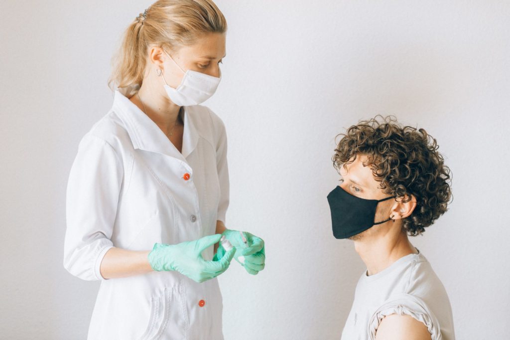 Щеплення для дітей від 5 років та друга бустерна доза для всіх: в Україні змінили схеми вакцинації від коронавірусу