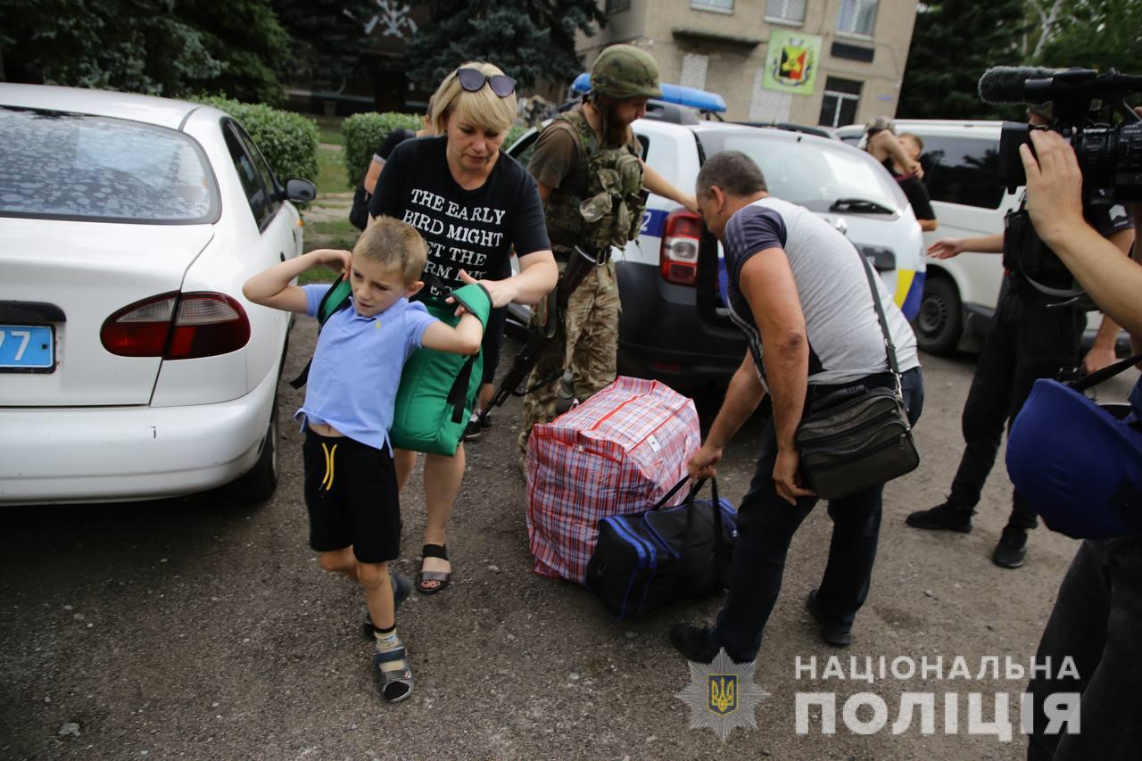 Кухню устроили на улице: в Пивничном, несмотря на обстрелы, остаются около  100 семей (видео) | Вільне радіо