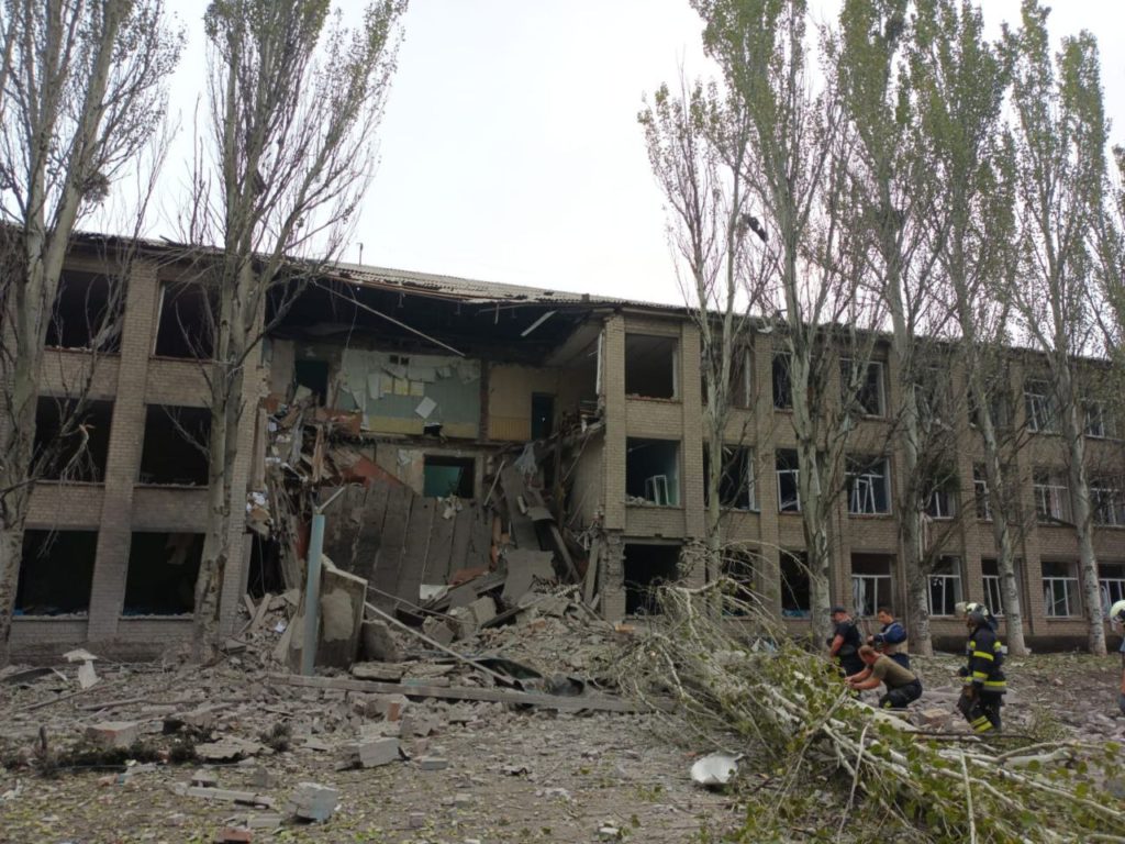 Россияне нанесли ракетный удар по школе, где скрывались гражданские с детьми. Убежище выдержало