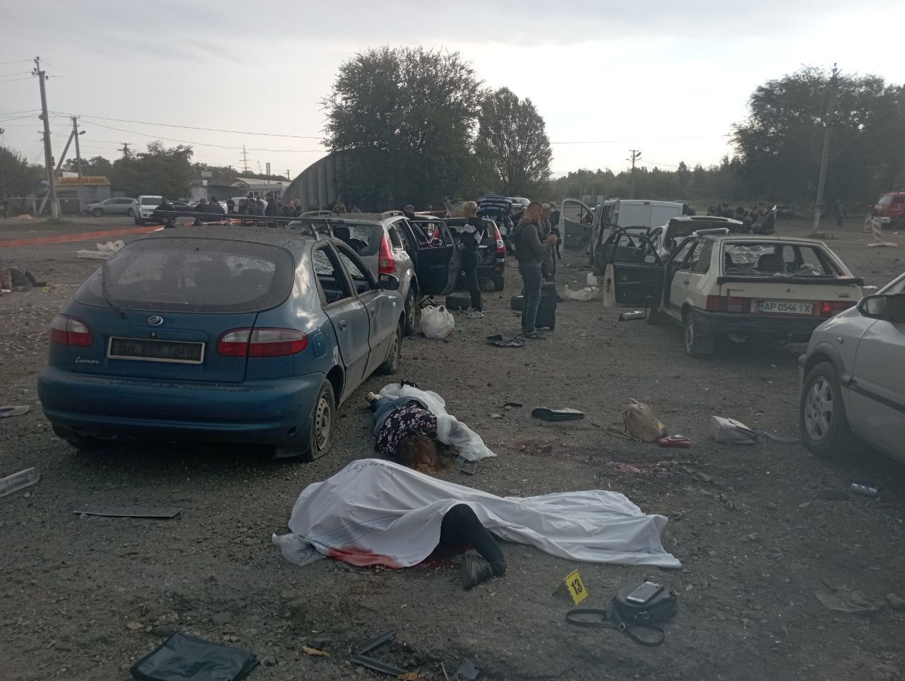 Окупанти вдарили по гуманітарній колоні на виїзді з Запоріжжя: є загиблі та поранені (ФОТО) 4