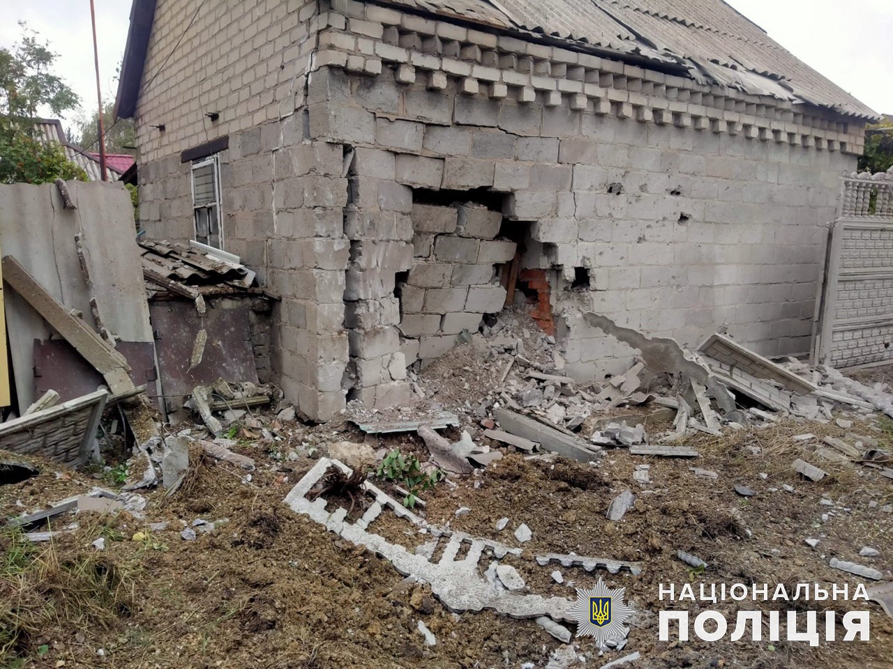 разрушенный обстрелом частный дом в Донецкой области