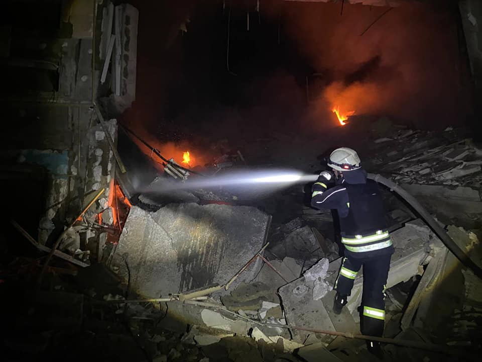 пожар в разбомбленной 5-этажке в Бахмуте