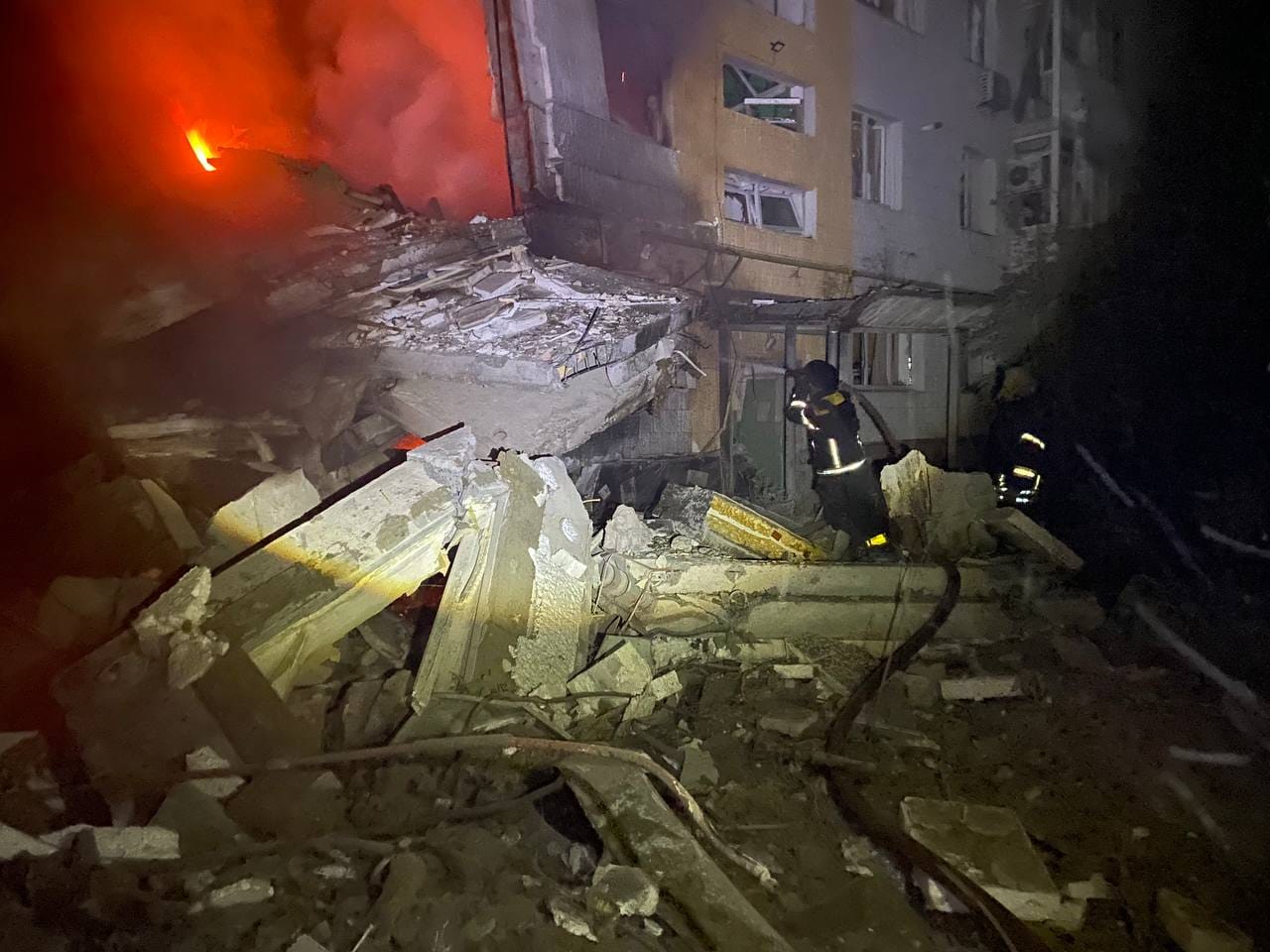 пожар в разбомбленной 5-этажке в Бахмуте