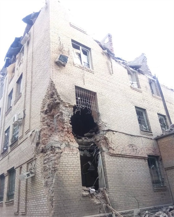 В Горловке обстрелом разрушено здание бывшей ОБОП, где боевики т.н. “ДНР” устроили штаб и пыточную (фото) 3