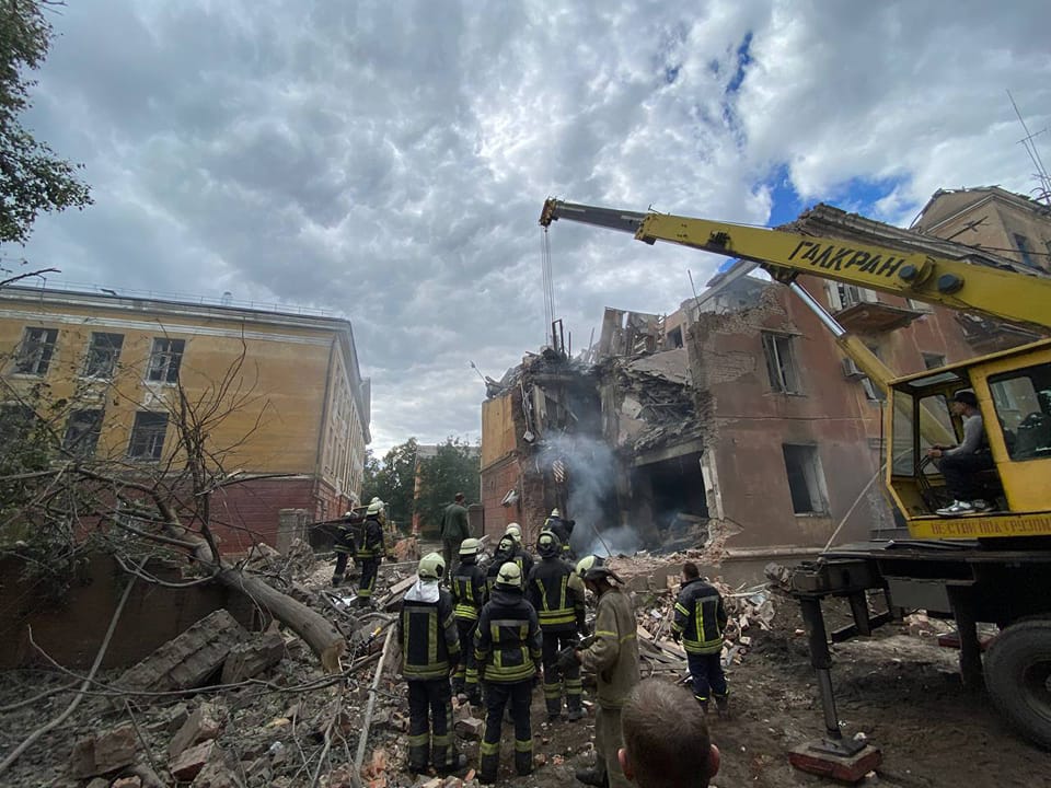 В Славянске завершили разбирать завалы разбомбленного дома. Нашли 3 тела (ФОТО, ВИДЕО)