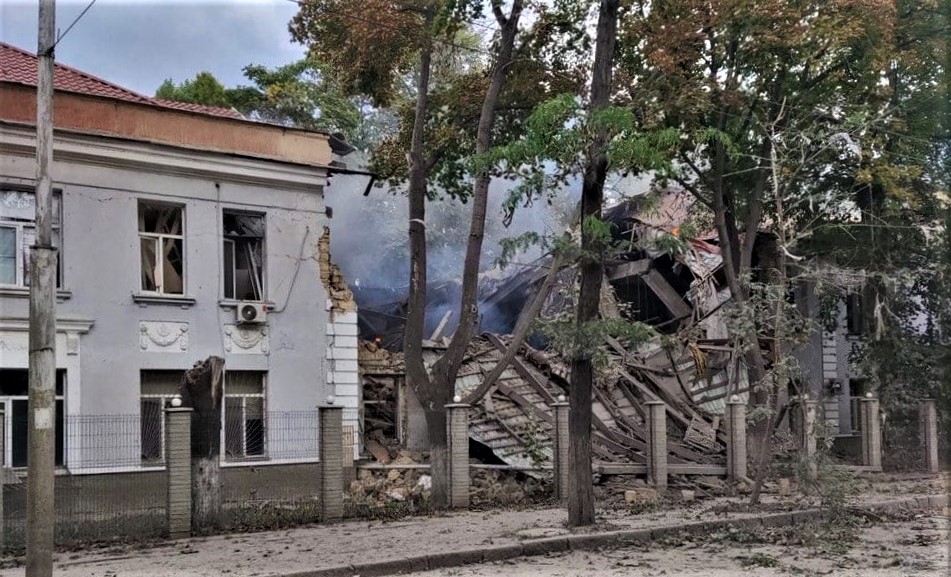 На Донеччині окупанти пошкодили 18 будинків, фільтрувальну станцію, коксохімзавод та пішохідний міст. Є загиблі (ФОТО)