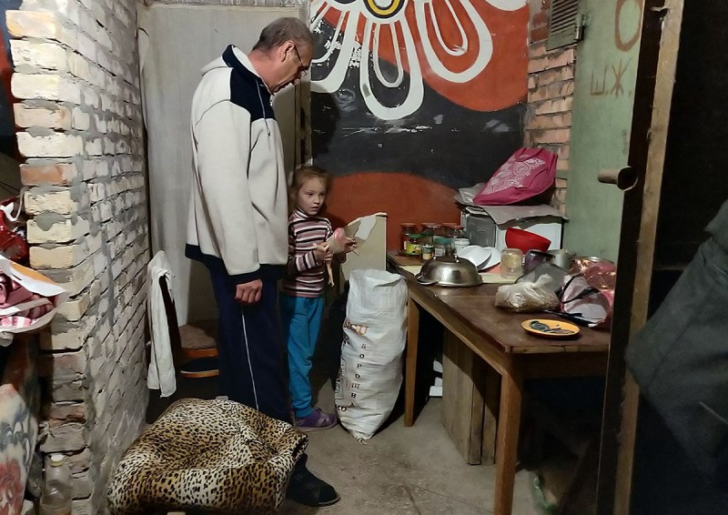 Родина з 6-річною дитиною не хоче евакуюватися з Бахмута і кілька місяців живе у підвалі (відео)