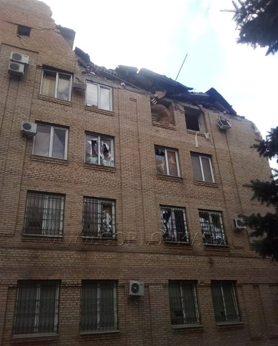 В Горловке обстрелом разрушено здание бывшей ОБОП, где боевики т.н. “ДНР” устроили штаб и пыточную (фото) 4