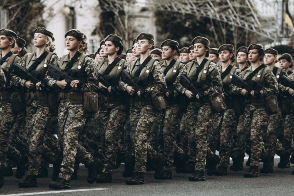 Зброя в дівочих руках: п’ять історій про життя жінок на фронті