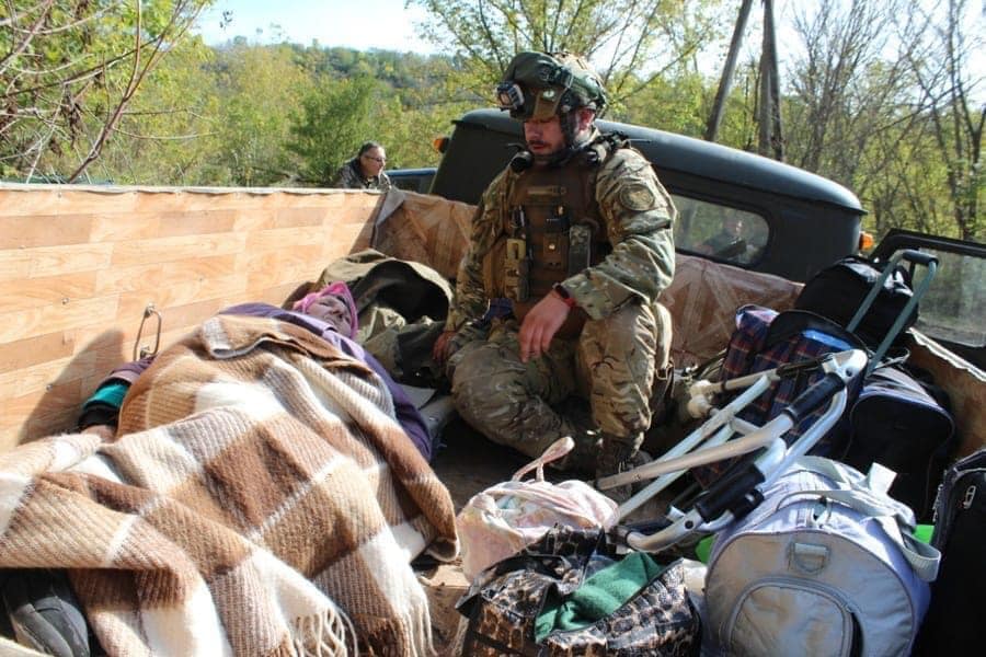 На півночі Донеччини військові вивезли з лісу мешканців, які ховалися там від російських обстрілів (ФОТО)