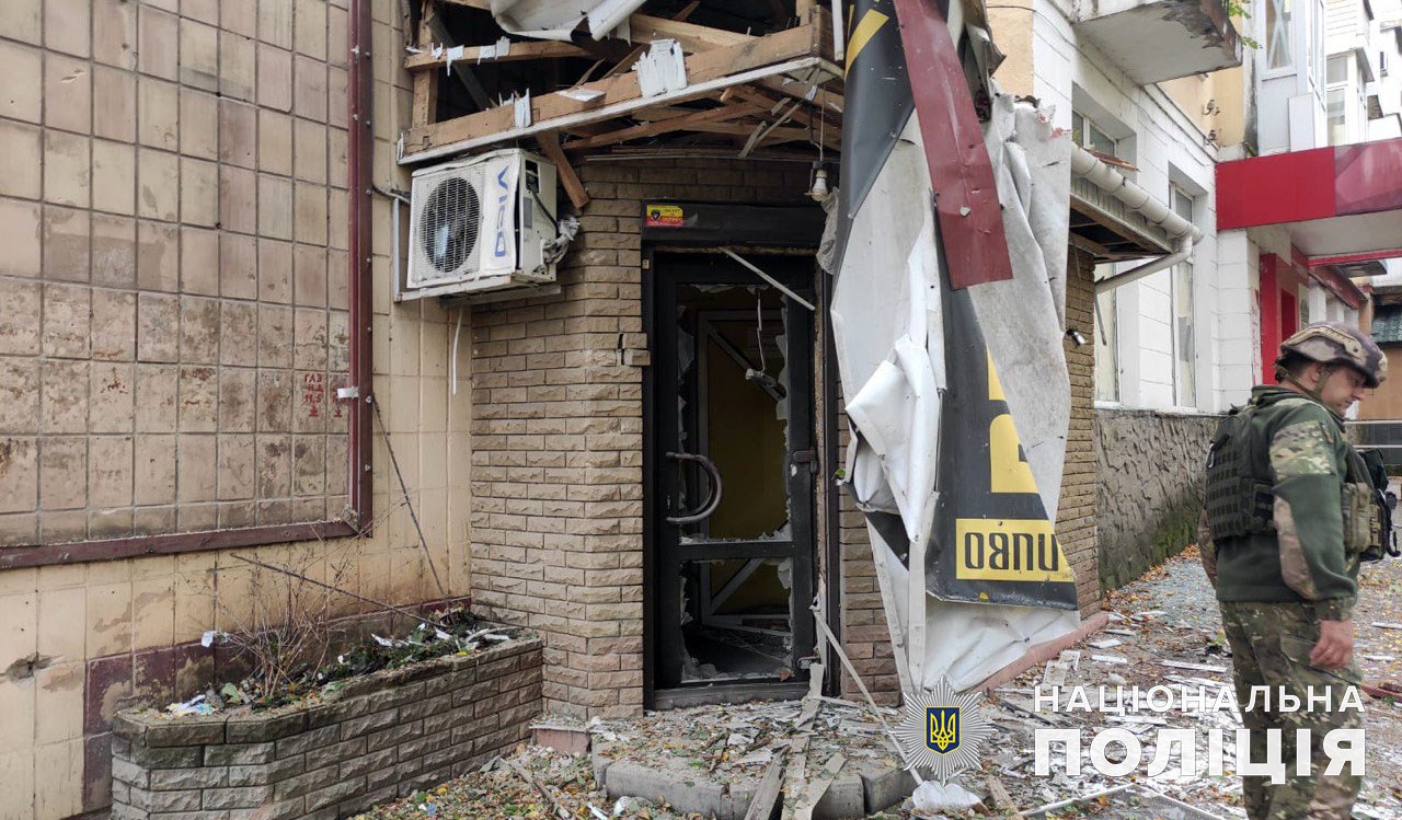 разрушенное обстрелом РФ здание в Донецкой области