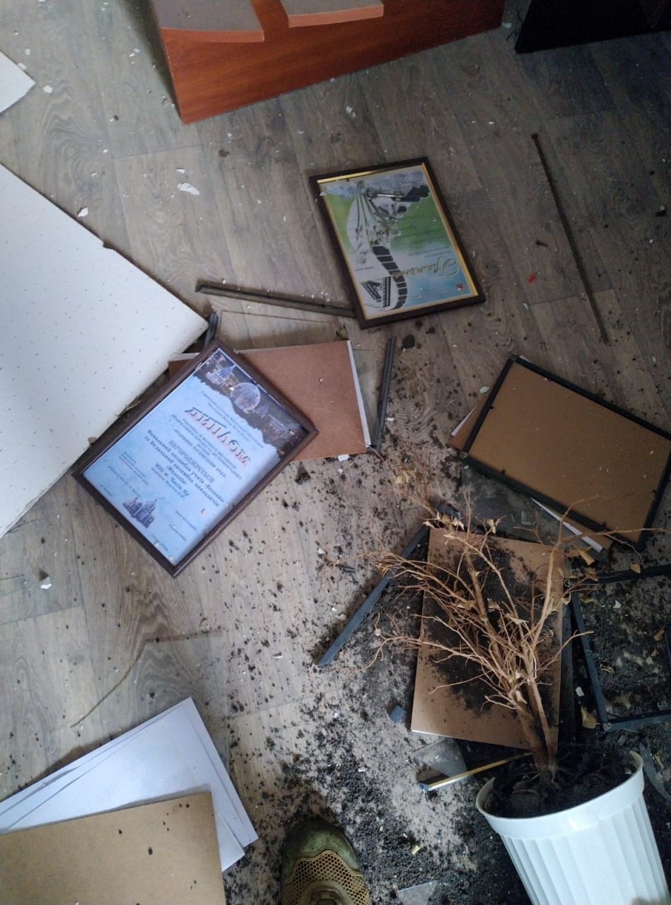 грамоти всередині зруйнованої школи мистецтв у Часів Ярі