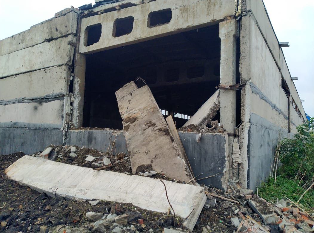 разрушенный обстрелом РФ гараж в Донецкой области
