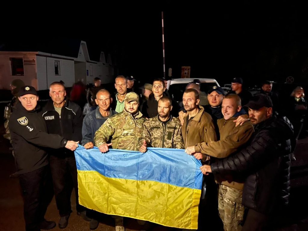 З полону РФ звільнили 215 українських захисників. Хто на волі та кого віддали в обмін (фото, відео, список ДОПОВНЕНО)