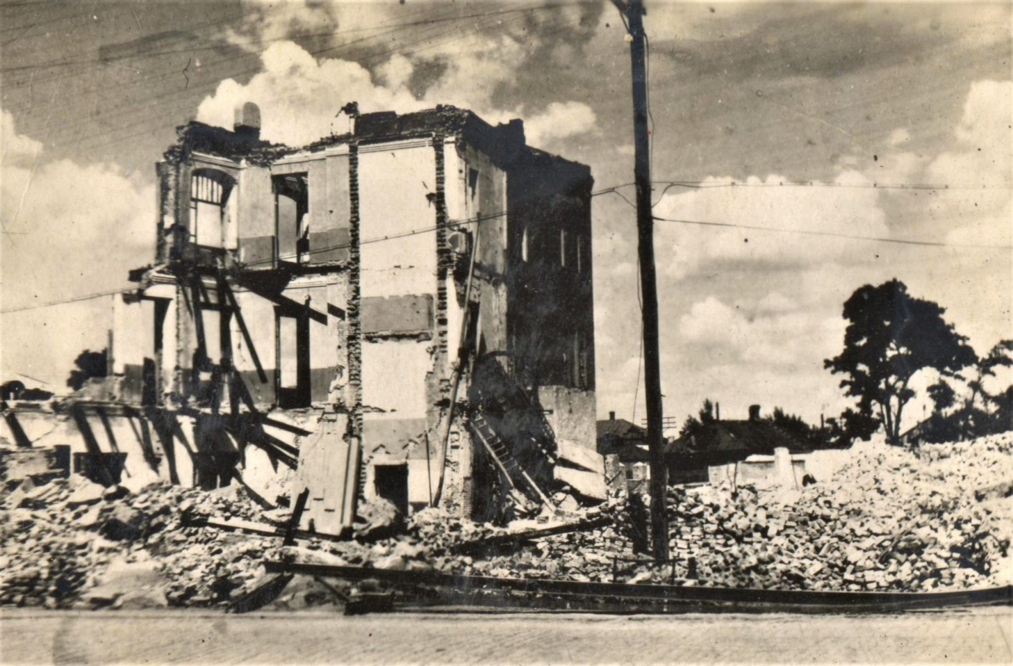 зруйнований під час війни готель Центральний в Артемівську в Бахмуті Донецької області