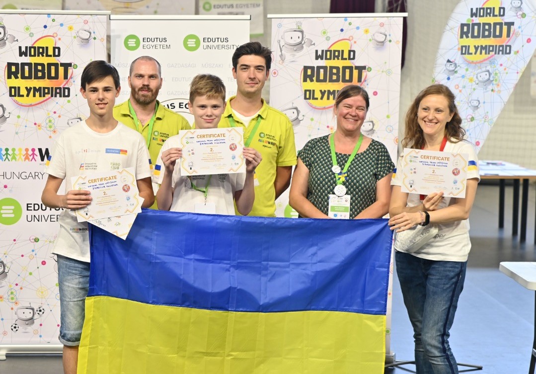 Учасники вугледарської команди “Робоклуб” не зупиняються на досягнутих результатах. Через 2 тижні після перемоги в Угорщині вони пройшли відбір на участь у міжнародному фіналі World Robot Olympiad, де змагатимуться за Україну. Зараз вони збирають гроші на поїздку в Дортмунд