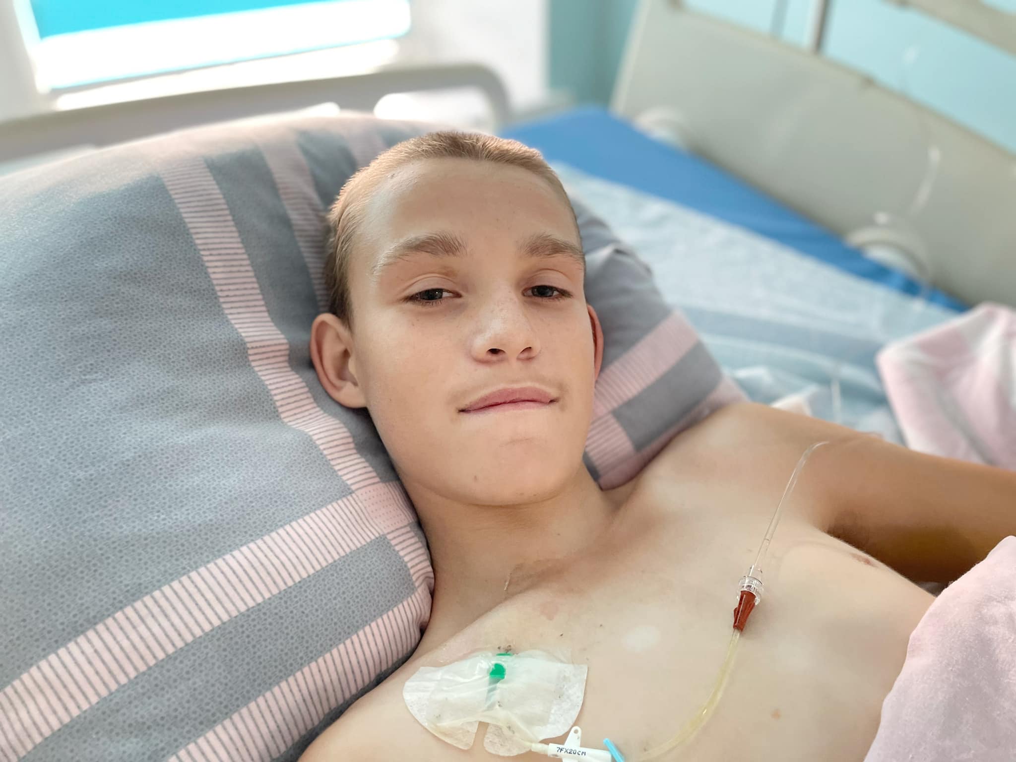 Не може ходити та їсти: 14-річного Влада з Лимана лікуватимуть у Норвегії після російського обстрілу 3
