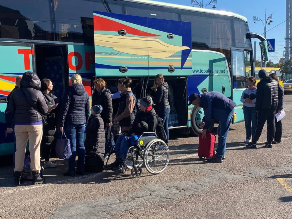 Проведуть зиму на Лазурному узбережжі: 48 мешканців Слов’янської громади безкоштовно евакуювалися в Ніццу