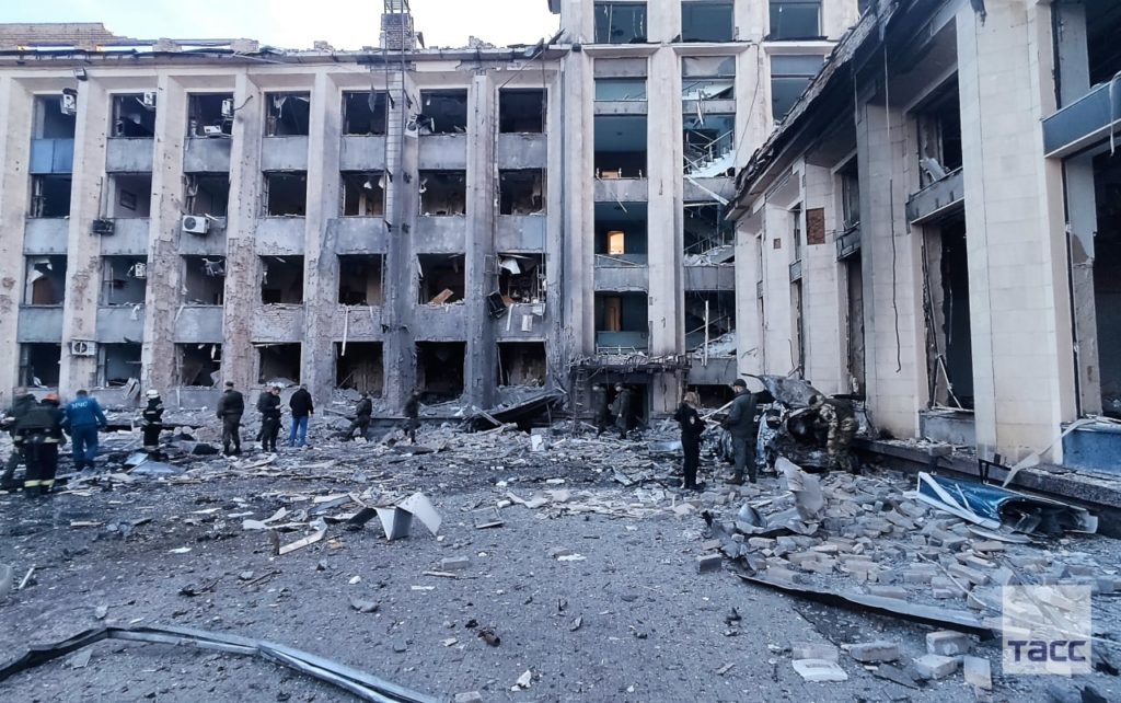 У Донецьку в будівлі мерії пролунали потужні вибухи. Повідомляють про поранених (ФОТО, ВІДЕО)