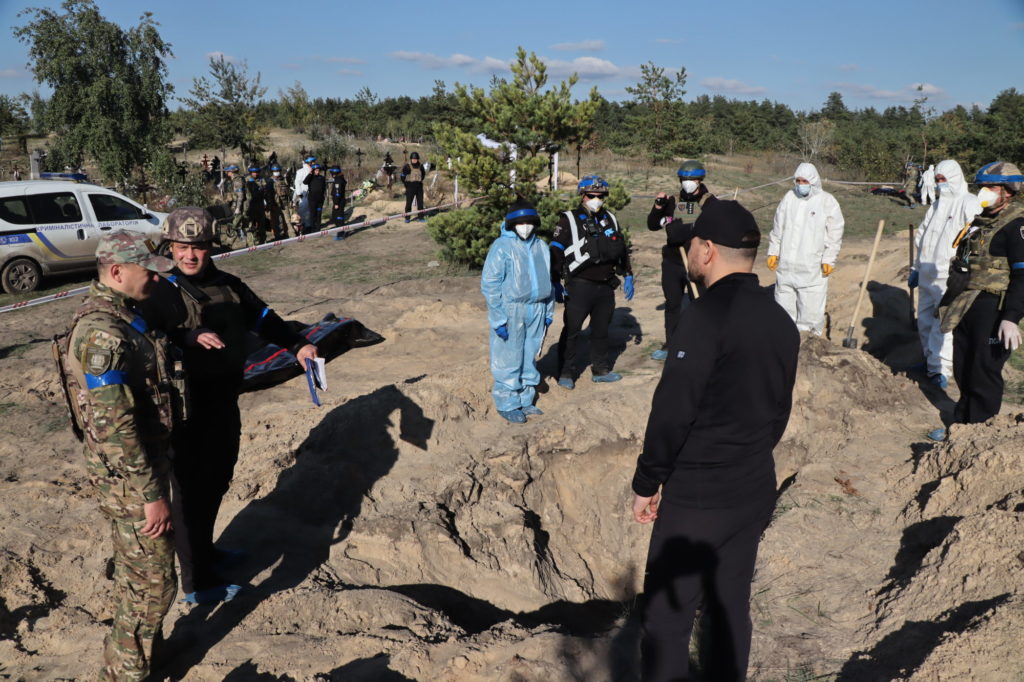 Полицейские эксгумировали первые 20 тел на месте массового захоронения в Лимане (ВИДЕО)