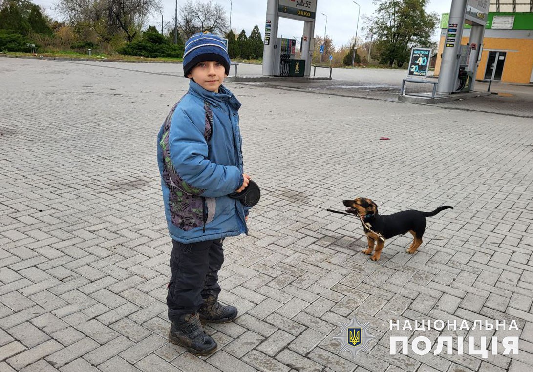 Поліцейські врятували з Бахмута 8-річного хлопчика, який залишився сиротою через обстріл росіян (ФОТО, ВІДЕО) 1