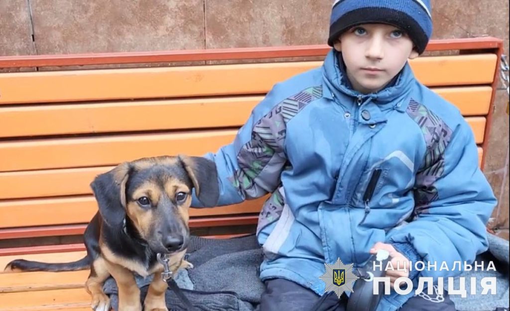 Поліцейські врятували з Бахмута 8-річного хлопчика, який залишився сиротою через обстріл росіян (ФОТО, ВІДЕО)