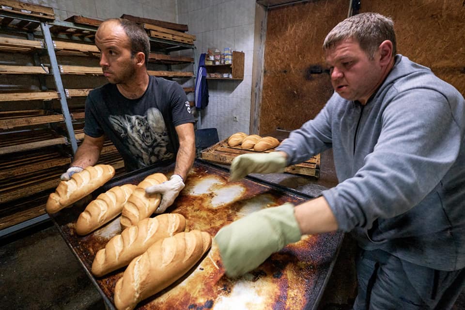 В освобожденном Святогорске владелец пекарни возобновил производство и бесплатно раздает хлеб (ФОТО)