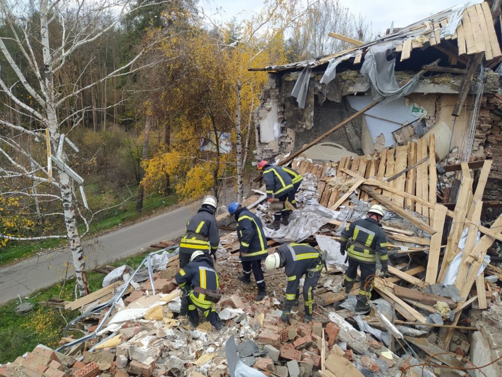 У звільненому Святогірську рятувальники почали розбирати завали розбомбленої 5-поверхівки, шукають тіло (ФОТО)